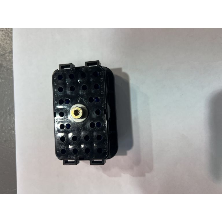 1506765 plug